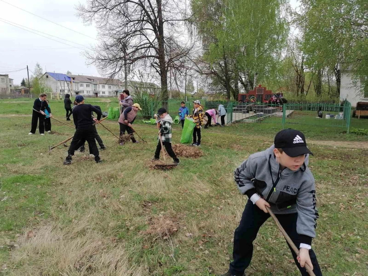 Орлята России убирались у памятника прадедам..