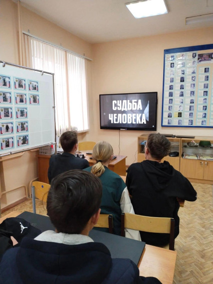 Обучающиеся 9 класса посмотрели фильм "Судьба человека"..