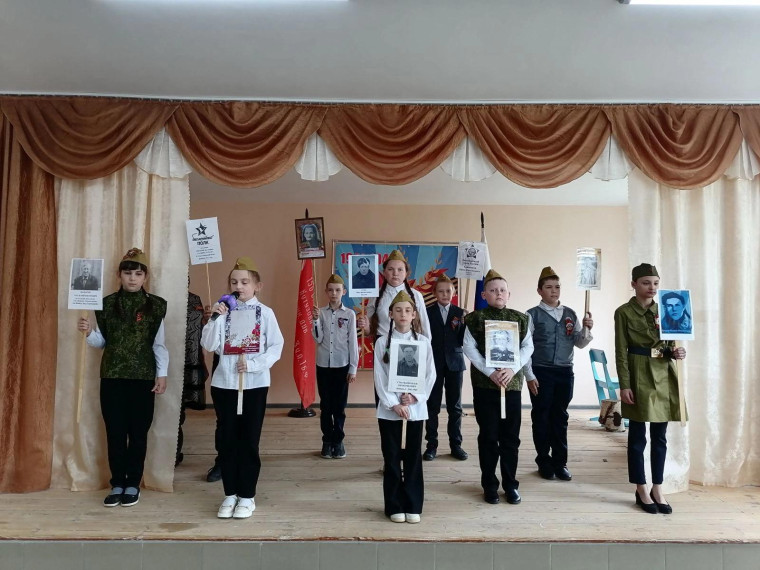 Песни военных лет звучали на школьной сцене..