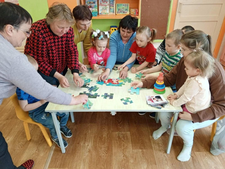 Говорили о семье с родителями и малышами..