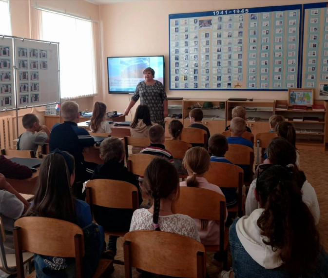 Гордо реет российский триколор..