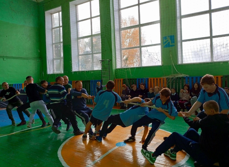 С папой в спортзал пришли школьники..